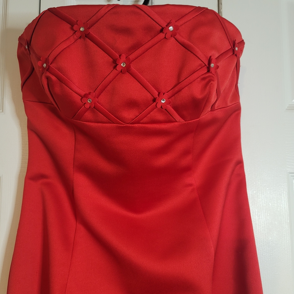 ***DISCOUNTED Gorgeous Red Strapless Dress with Floral Details With Full Wrap